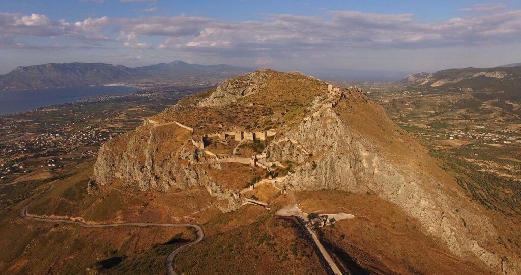 Ακροκόρινθος: Το επιβλητικό κάστρο με τη θέα σε δύο κόλπους