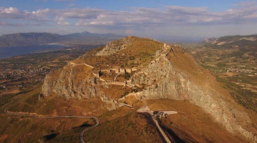 Ακροκόρινθος: Το επιβλητικό κάστρο με τη θέα σε δύο κόλπους