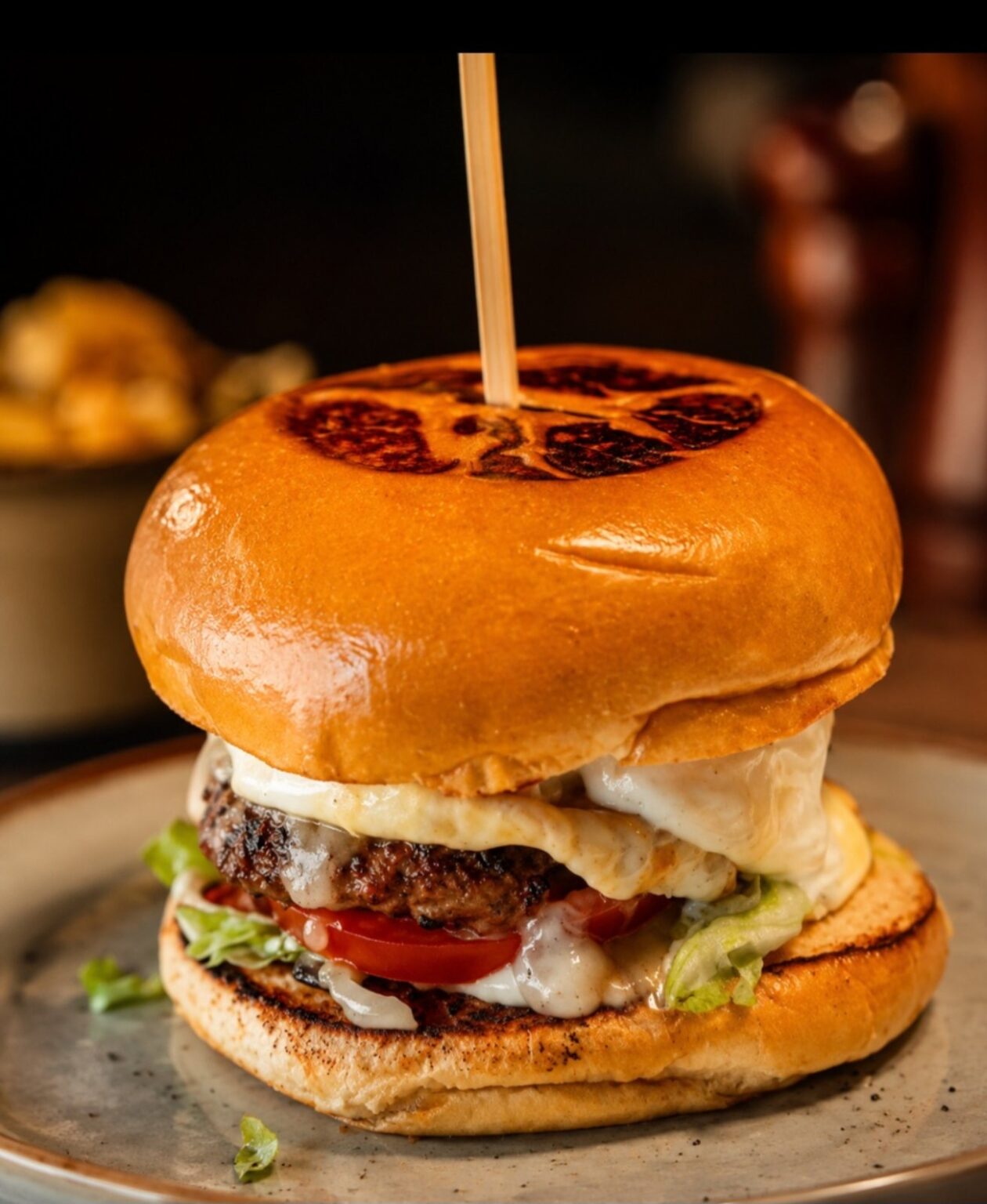 Corner Grill & Burger Κιάτο — μπέργκερ σε ψωμάκι brioche με σφραγίδα