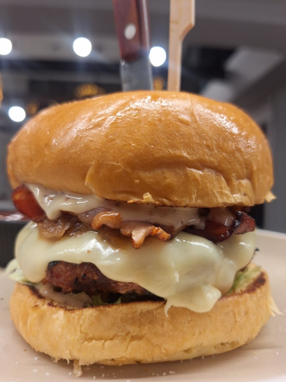 Corner Grill & Burger Κιάτο — cheeseburger με μπέικον