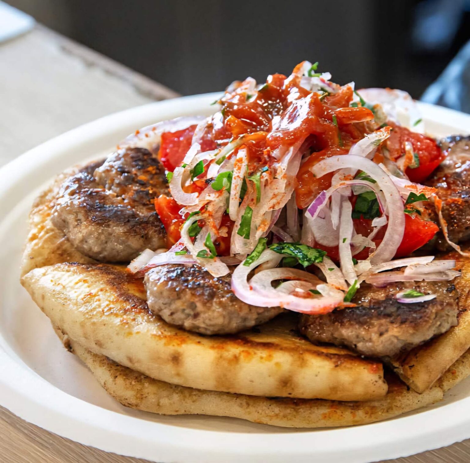 Corner Grill & Burger Κιάτο — σουτζουκάκια σε πίτα με σάλτσα ντομάτας και κρεμμύδι
