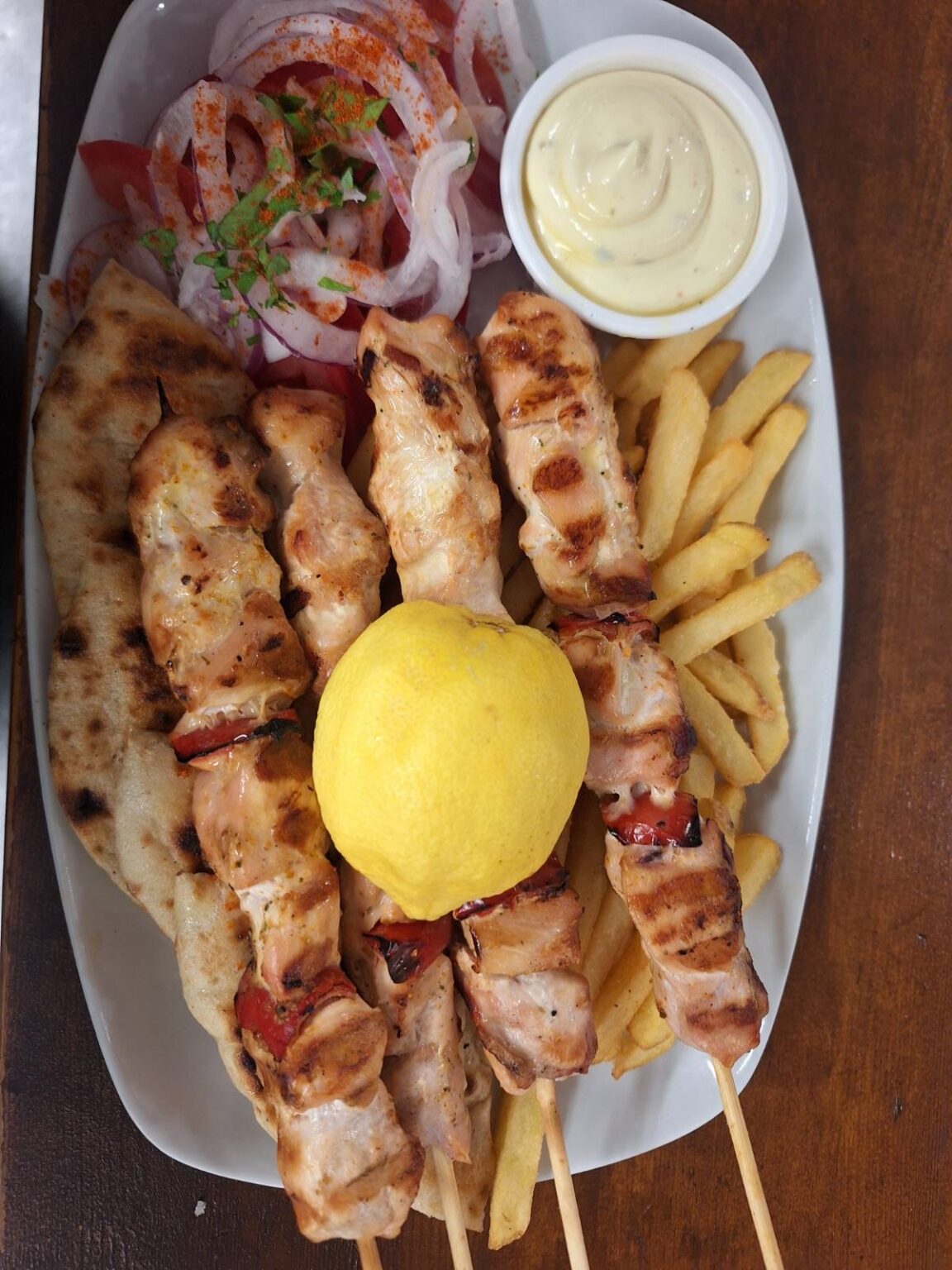 Corner Grill & Burger Κιάτο — μερίδα κοτόπουλο σουβλάκι με πίτα και πατάτες