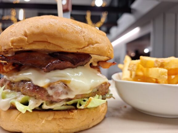 Where to eat in Kiato: burgers, gyros and coffee in the town centre
