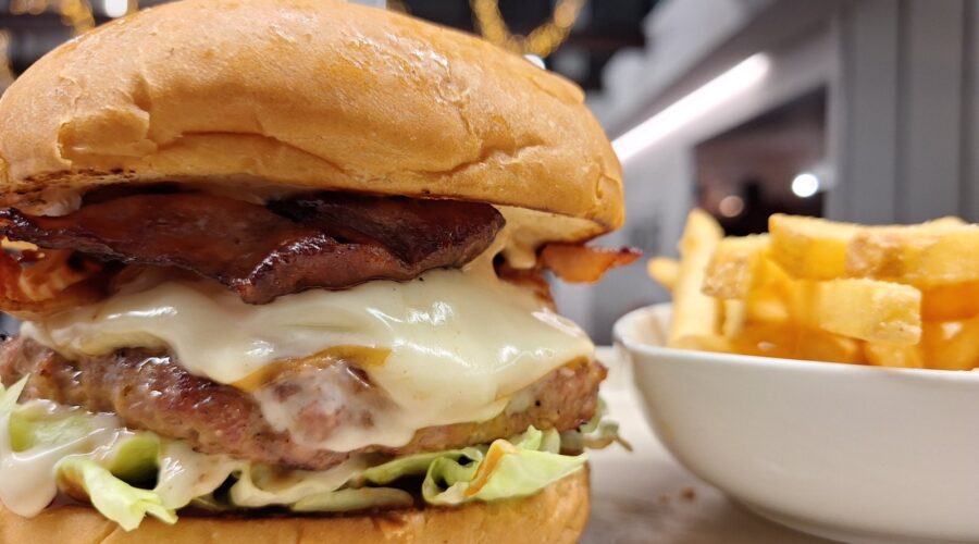 Where to eat in Kiato: burgers, gyros and coffee in the town centre