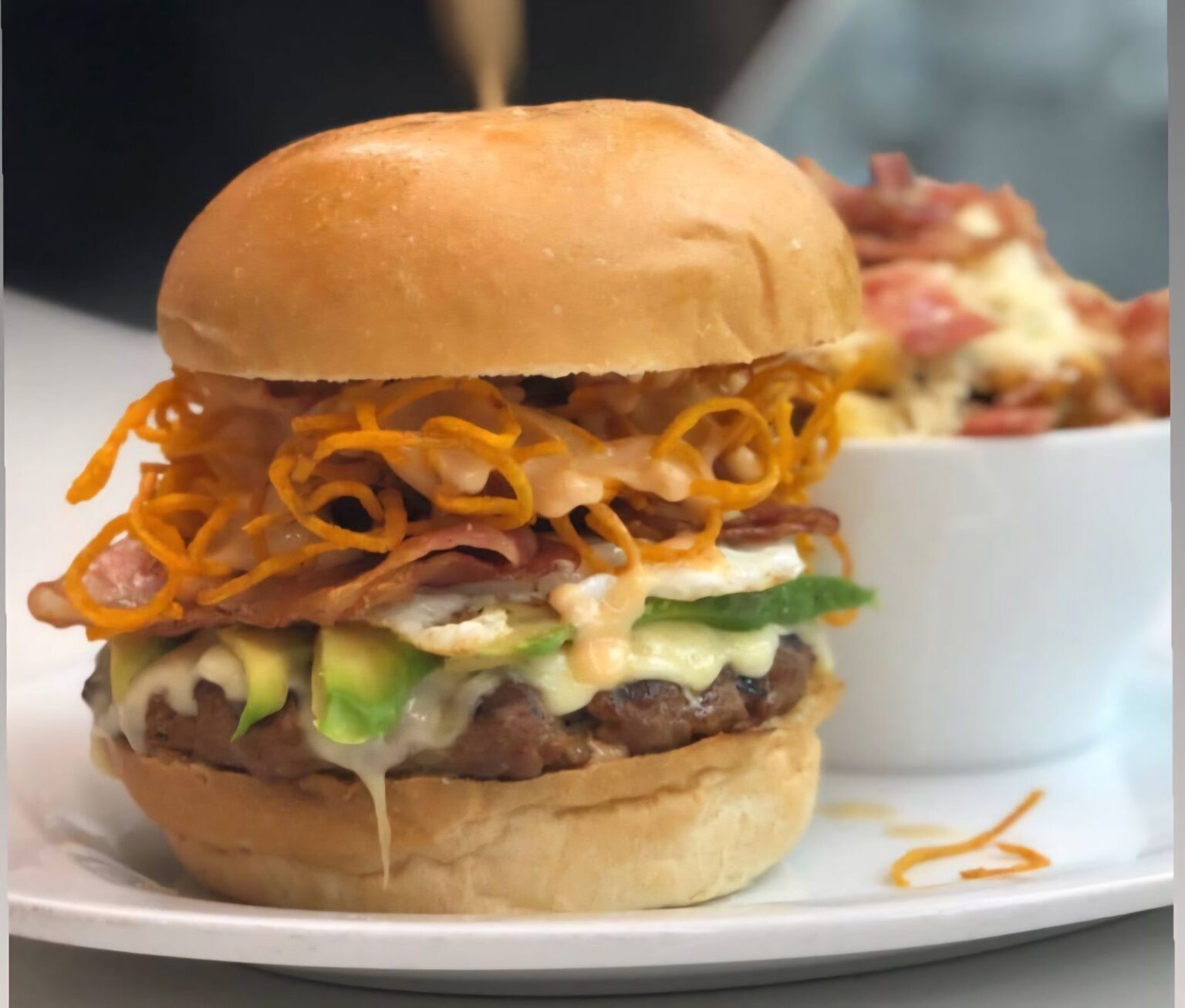 Corner Grill & Burger Κιάτο — μπέργκερ με αβοκάντο, μπέικον και αυγό