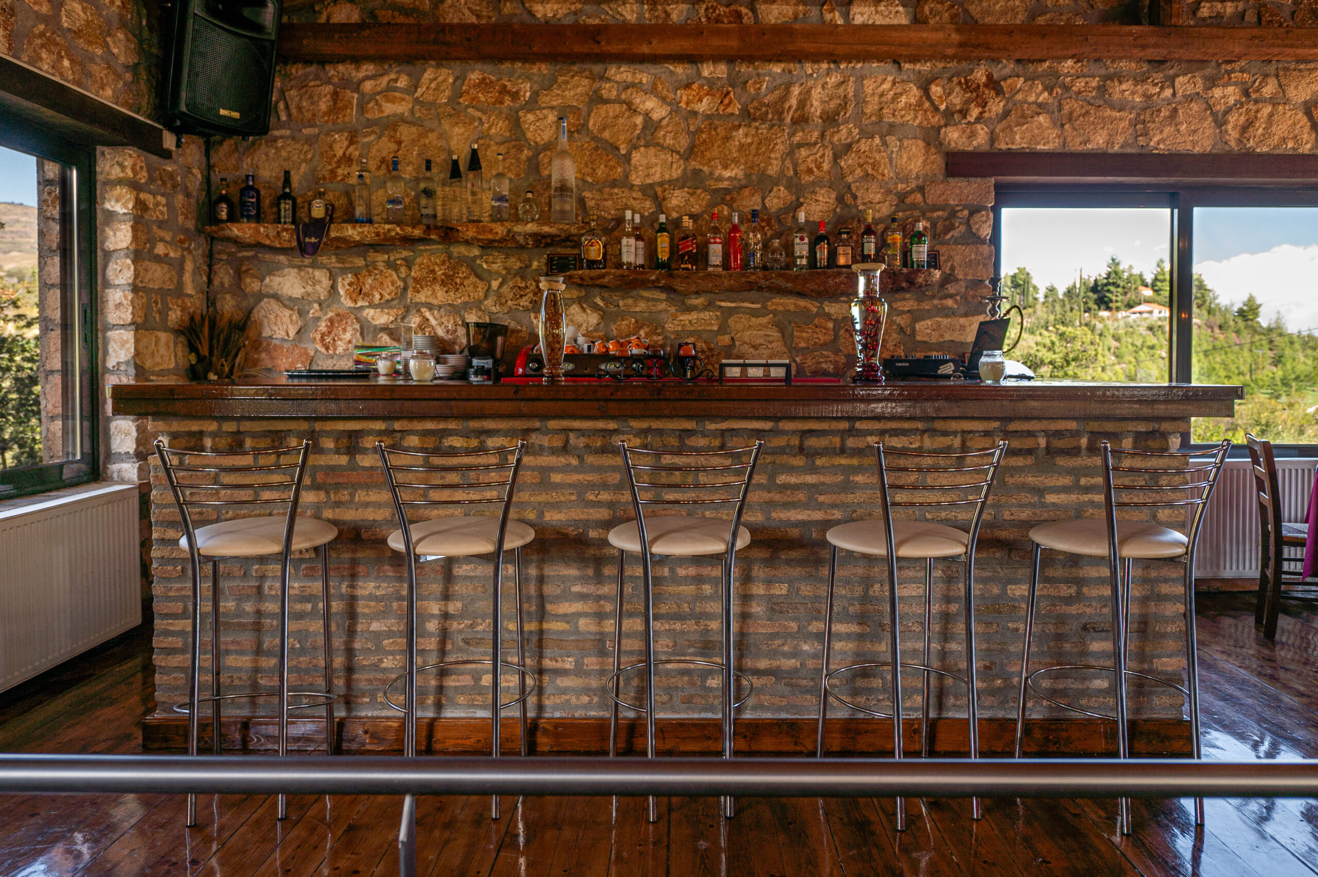 To Polychoro taverna in Trikala, Corinthia: charcoal grill and a fireplace since 2008 3 The stone bar with a view of the mountain