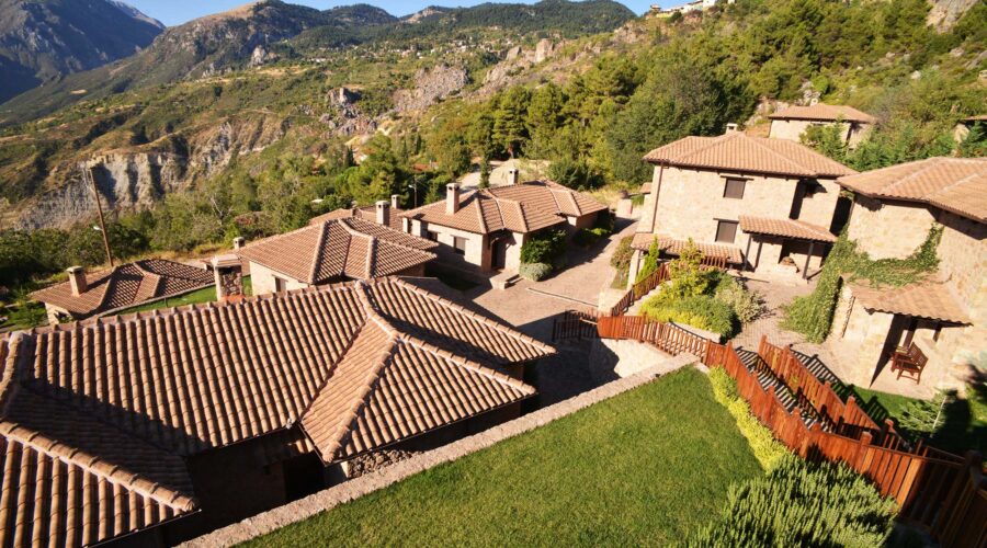 Pliadon Gi: a mountain resort and spa in Trikala, Corinthia, facing Mount Ziria