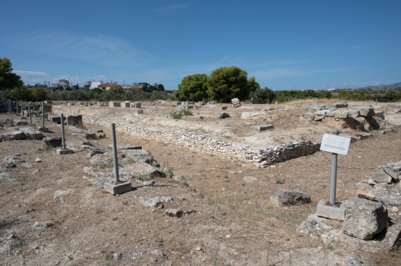 Ίσθμια: το ιερό του Ποσειδώνα, οι Ίσθμιοι Αγώνες και το μουσείο 1 Τα θεμέλια του ναού του Ποσειδώνα στα Ίσθμια