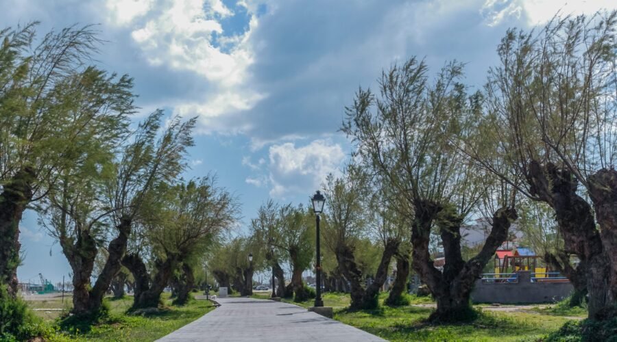 Βραχάτι: Το Αθόρυβο Παραλιακό Χωριό της Κορινθίας