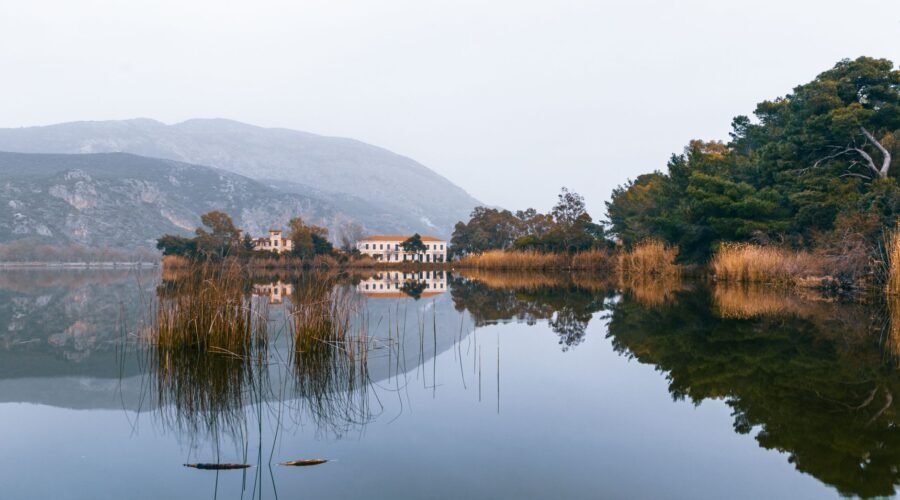 Λίμνη Δόξα: Ο ορεινός παράδεισος της Κορινθίας που αξίζει ταξίδι